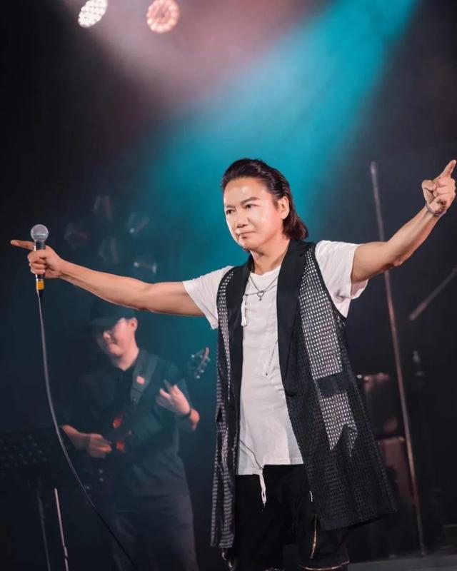 吴国敬|57岁香港知名唱作人惨遭17年女友狠飞！赌马成性难存老婆本