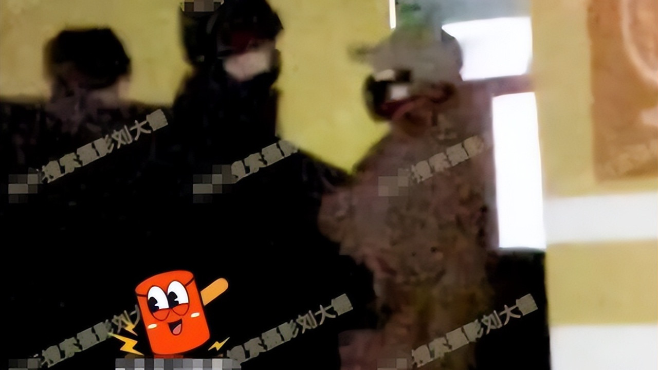 33岁歌手胡夏恋情曝光，与素人女友停车场暧昧搂抱，大幂幂实惨