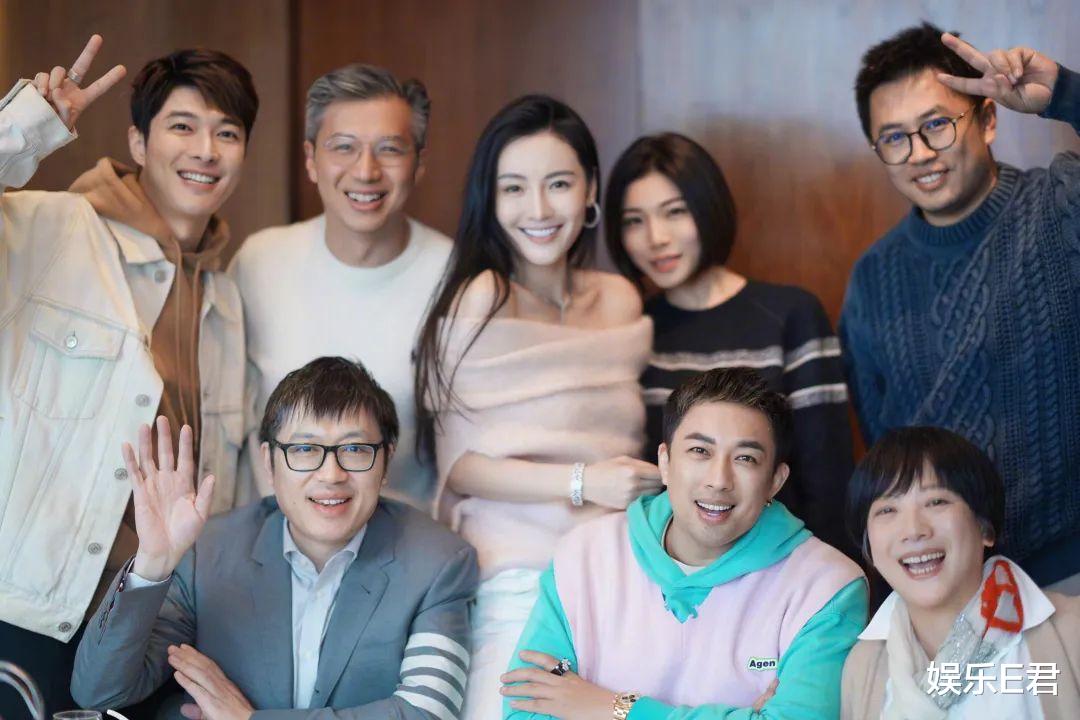 45岁于正与老牌港星合影，P图后犹如年轻小鲜肉，与原图反差甚大