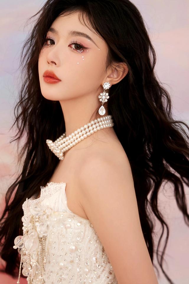 组图|孔雪儿,裙摆摇曳如火焰般肆意 ???