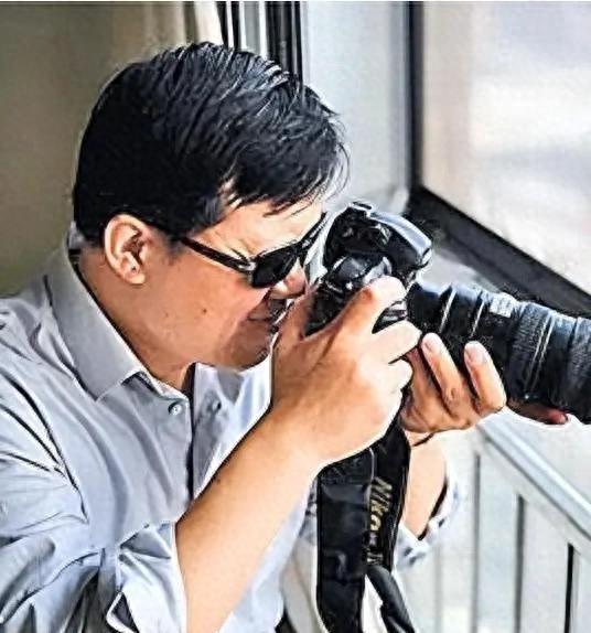 标题：娱乐圈第一狗仔卓伟曝出的惊天大瓜，无人能抵挡！