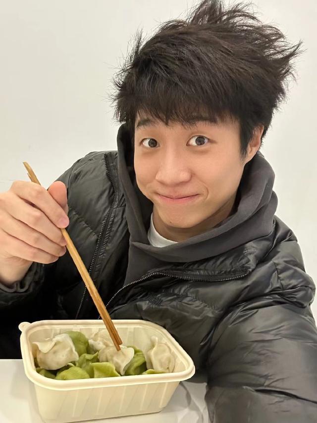 孙天宇|大瓜！疑似前女友发文，曝男艺人出轨无缝衔接，并晒出膝盖淤青照！