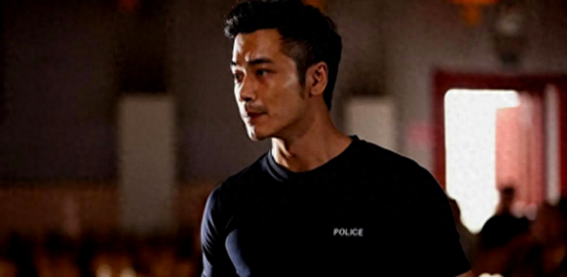 他出道18年不温不火,父亲是《新闻联播》主播,母亲是央视主播