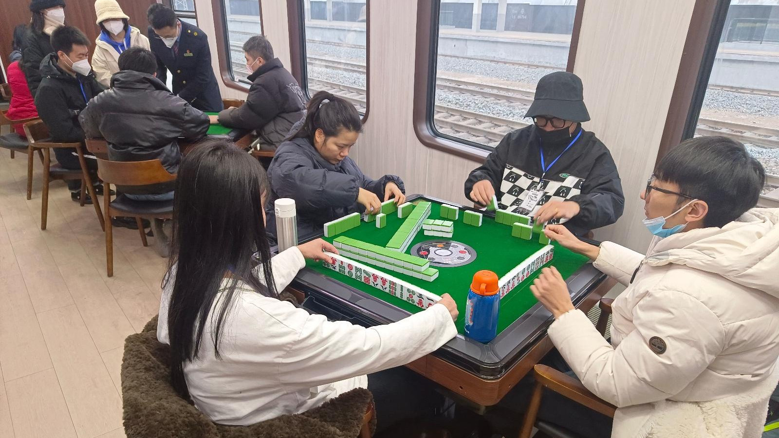 火车|火车也有麻将桌啦？票价118元/人，有游客为了体验特意购票