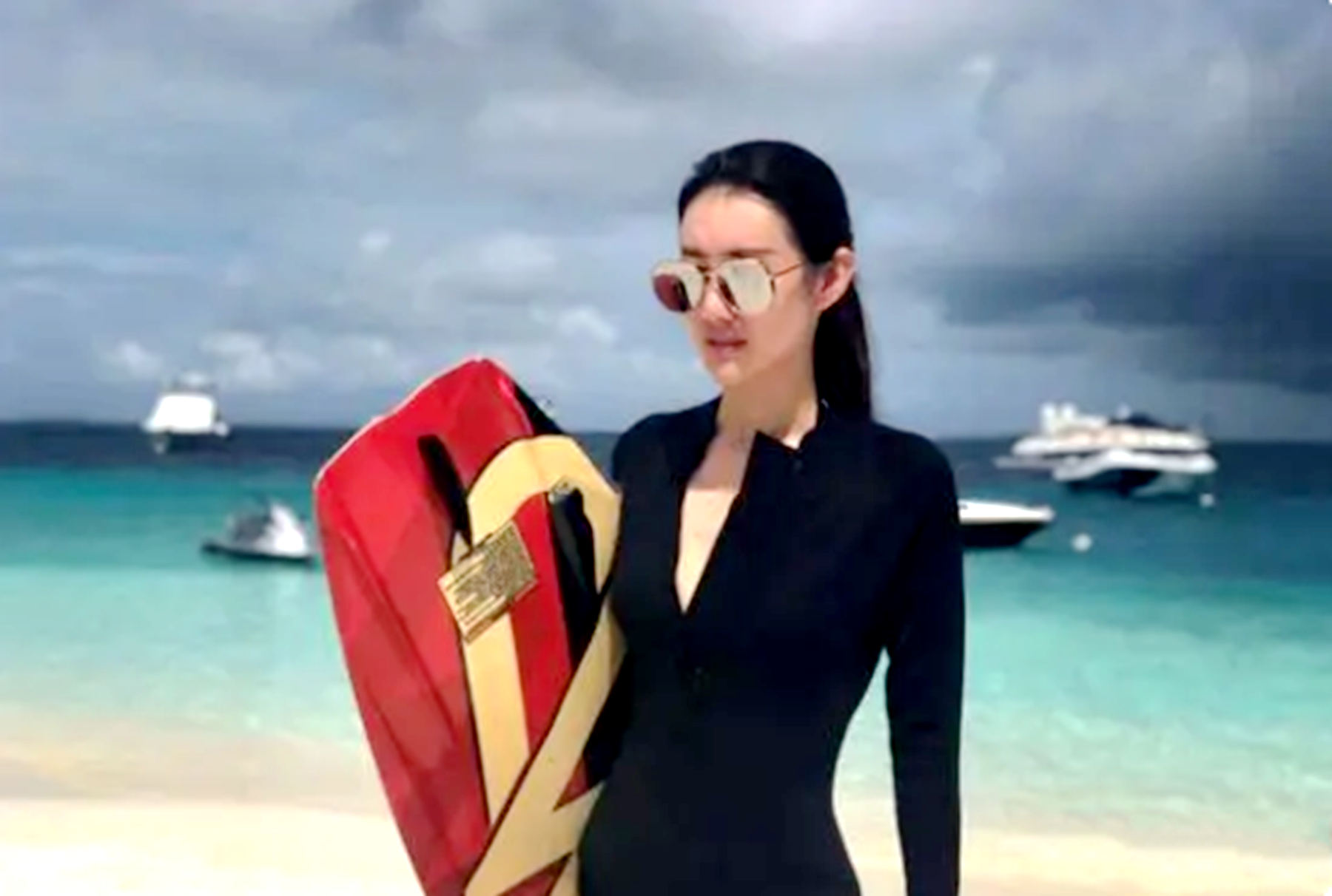 王宝强女友冯清参加婚礼!穿白色礼服抢镜,身材不输新娘汪诗诗