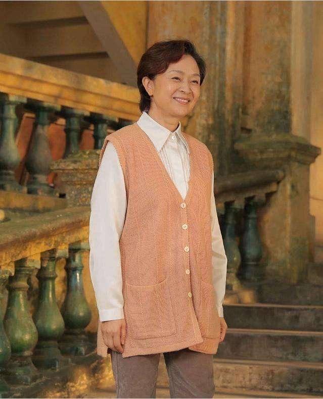 被65岁刘莉莉惊艳了:穿搭不刻意扮嫩,自然老去才更优雅高级