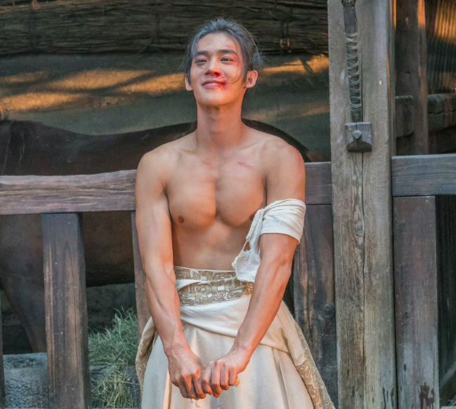 于适迪奥生图曝光！眼睫毛蹭到粉底还龅牙，鼻尖分层被嘲假体明显