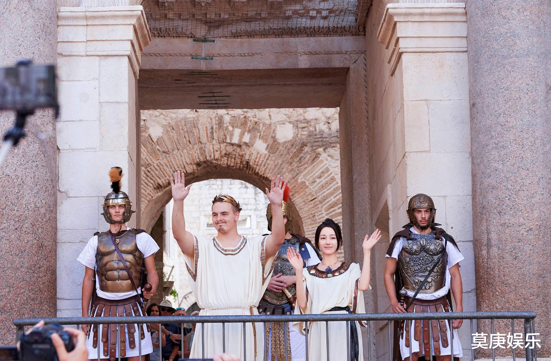 迪丽热巴克罗地亚古城被封“王后”,登上高台接受民众的祝福欢呼