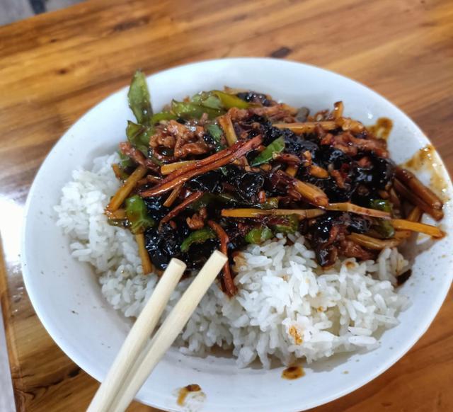 湖北|湖北单亲爸爸每天赚170,晒出早午餐,网友:没有对比就没有伤害