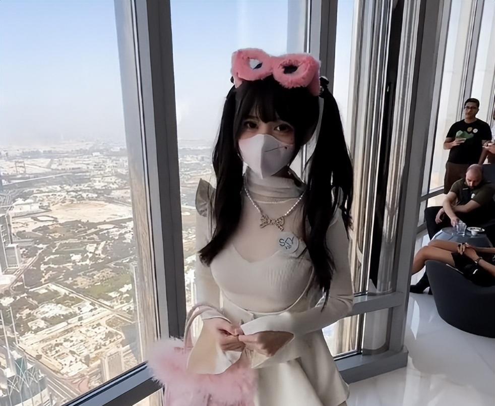 埃马纽埃尔·马克龙|蔡萝莉去迪拜哈利法塔,内衣外穿,走玻璃栈道遭人嘲讽不自爱