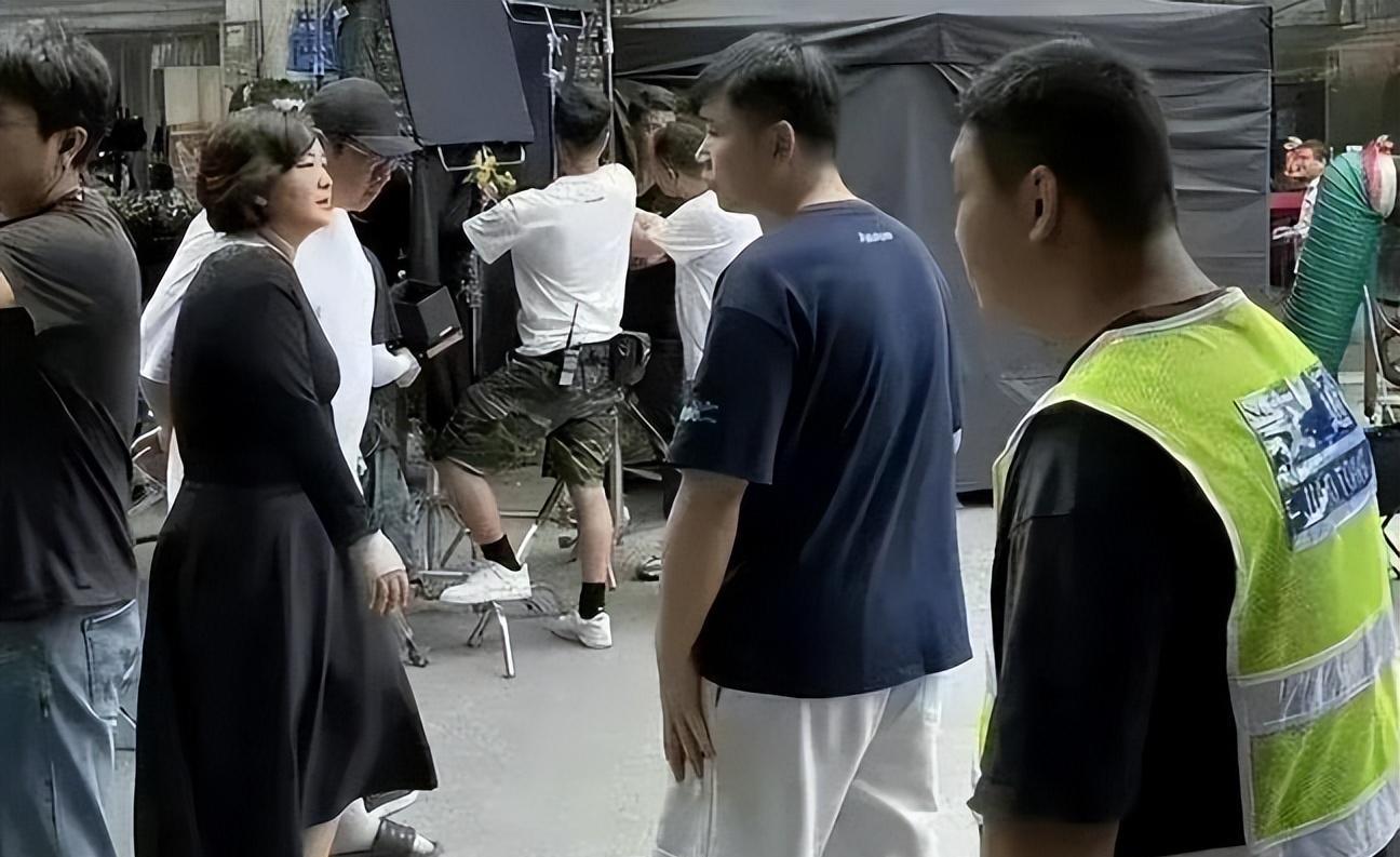 贾玲|40岁贾玲突然暴瘦50斤,小腹平平腰线明显