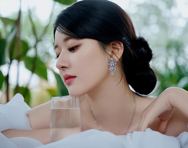 娱乐圈|看了当红明星“判若两人”旧照，才明白资本造星的力度，有多强