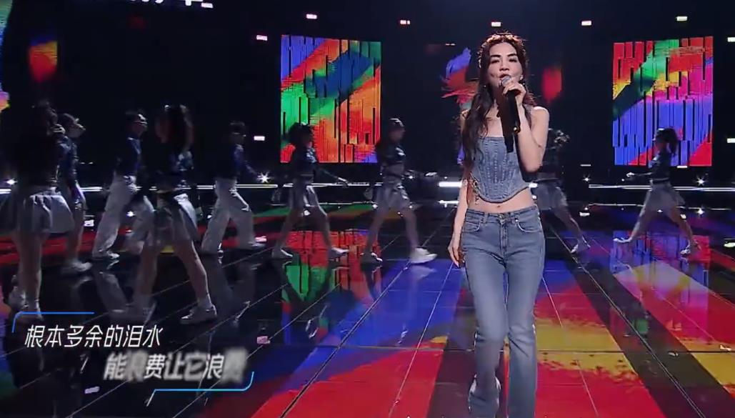 818晚会:周深唱哭我,Ella脸崩,周笔畅乱穿,李宇春化“猴妆”