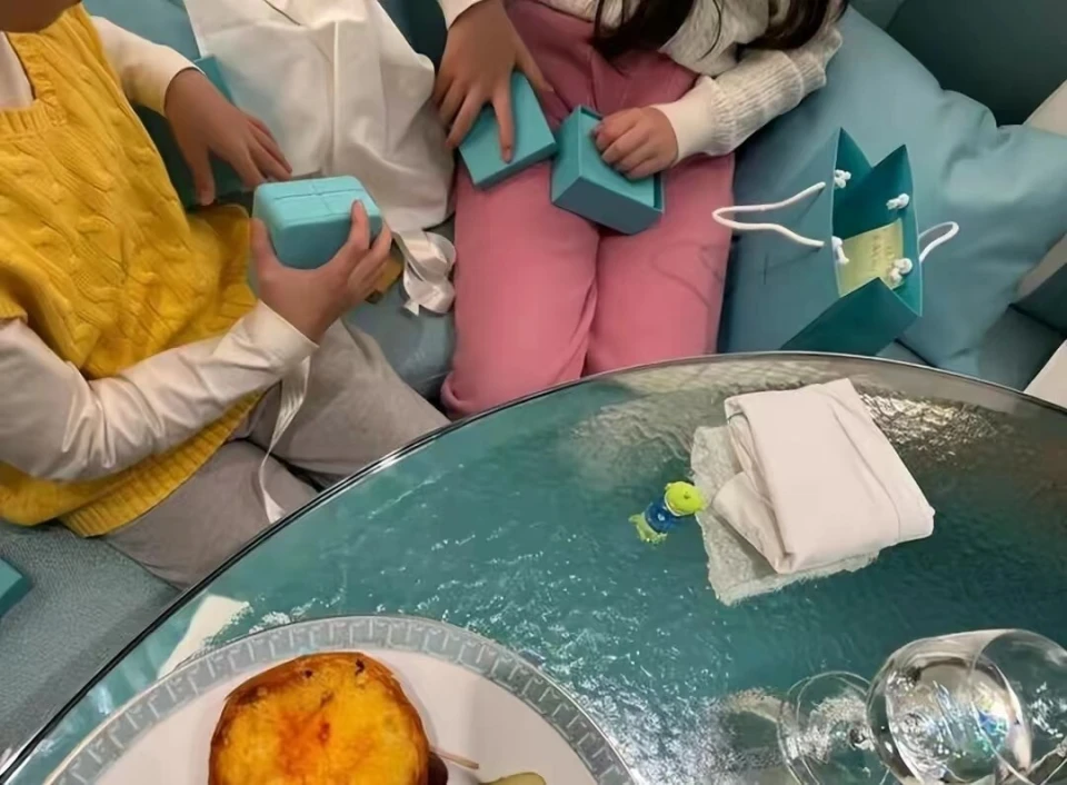 汪小菲官宣新恋情，女友送孩子万元项链当见面礼，儿女与新妈相处融洽