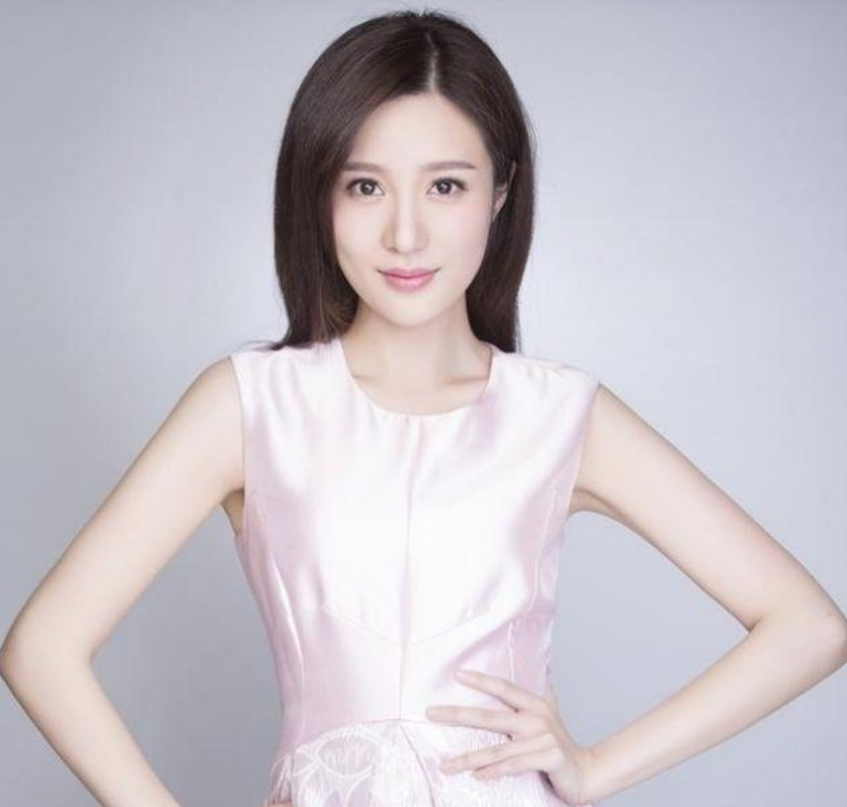 她刚出道就被姑父力捧为女一号，姑父移情新欢，她跌落为18线演员