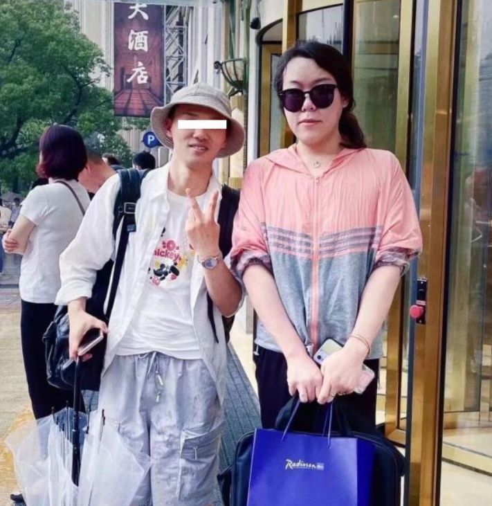 浪胃仙|浪胃仙穿女装参加宴席，多位男粉丝追着拍照，被曝随礼100万