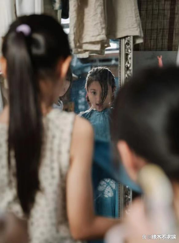 10岁甜馨云南旅游，越长越漂亮像妈妈，贾乃亮独自逛街未陪同！