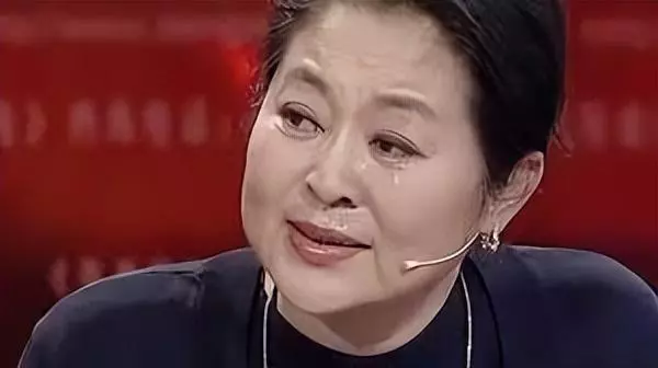 23岁空姐被卖非洲,强迫给20个黑人做妻子,倪萍泪奔