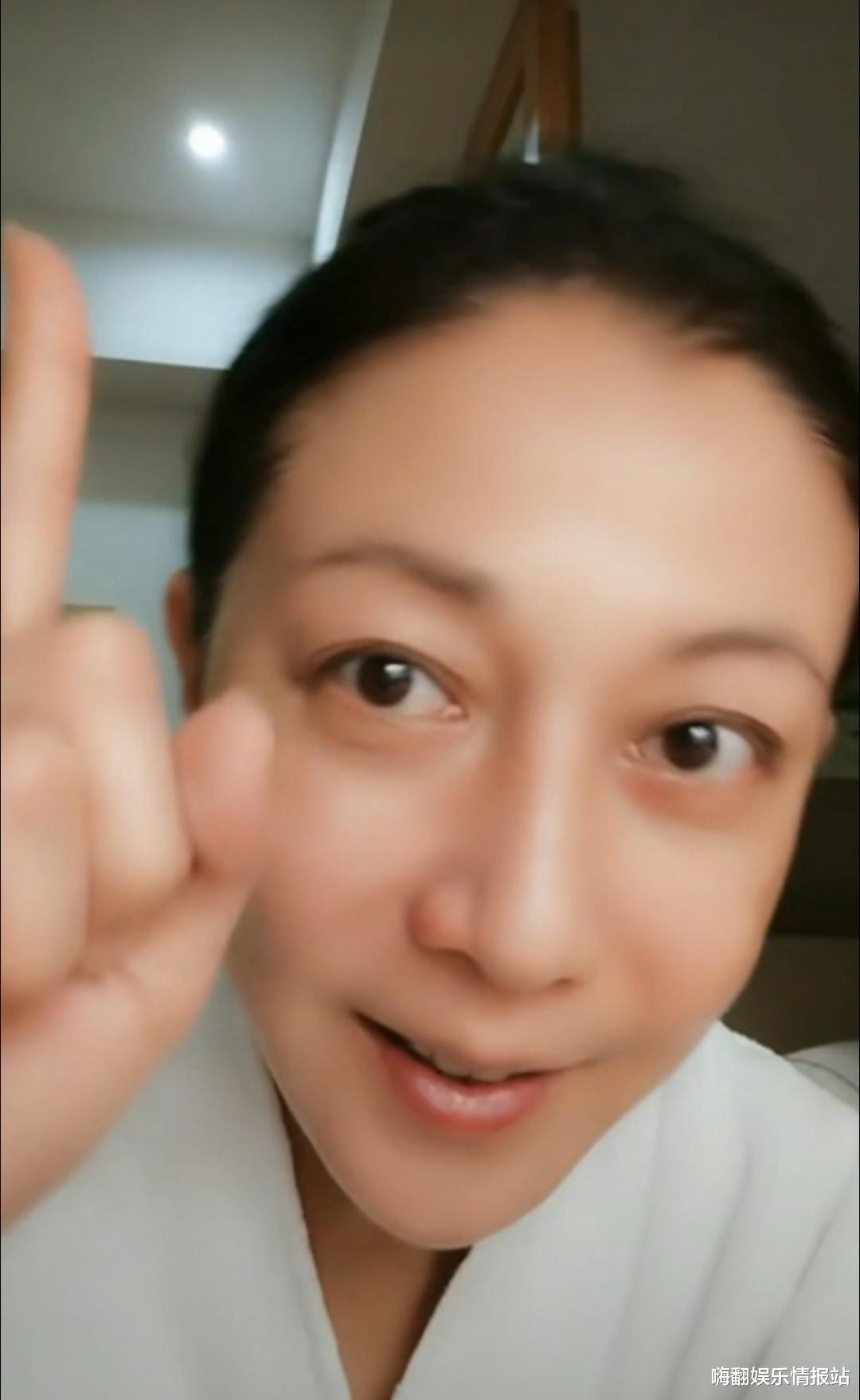 吴绮莉|吴绮莉深夜直播,畅聊与成龙当年一段情以及小龙女近况,引来热议