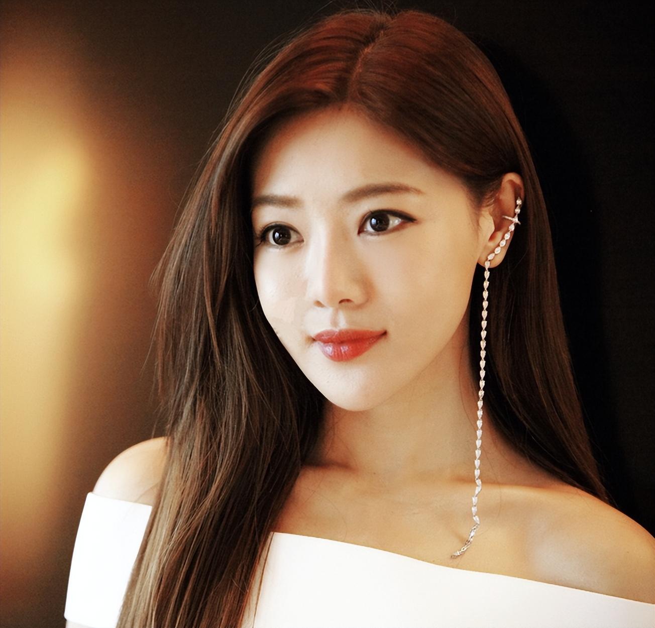 演员邓家佳:10年婚姻和平分手,离婚4年,事业爱情双丰收