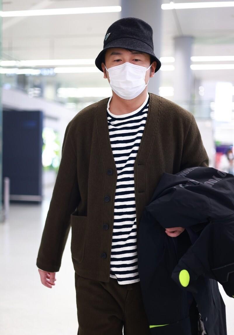 雷佳音|雷佳音现身上海机场 头戴渔夫帽帅气潇洒