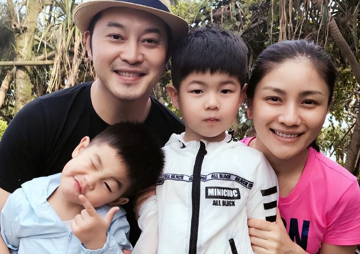 |胡可儿童节晒全家福,安吉被赞变瘦了,兄弟俩颜值差距越来越大