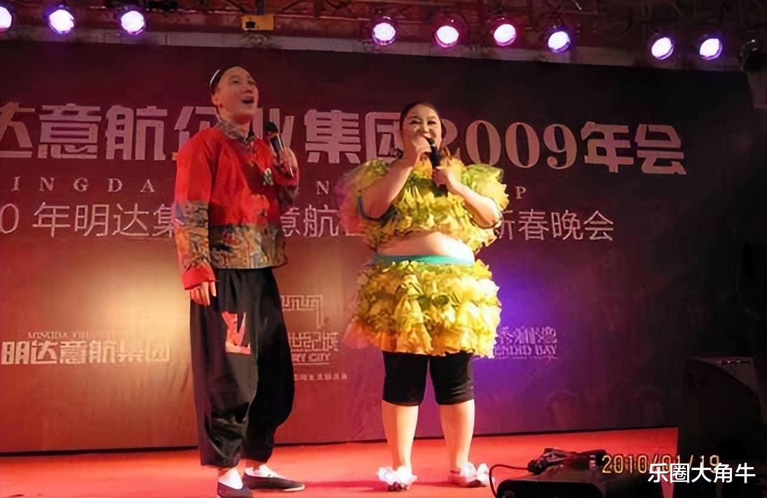 赵本山徒弟胖丫刑满释放？杨树林带女儿苦等爱妻，终盼到一家团聚