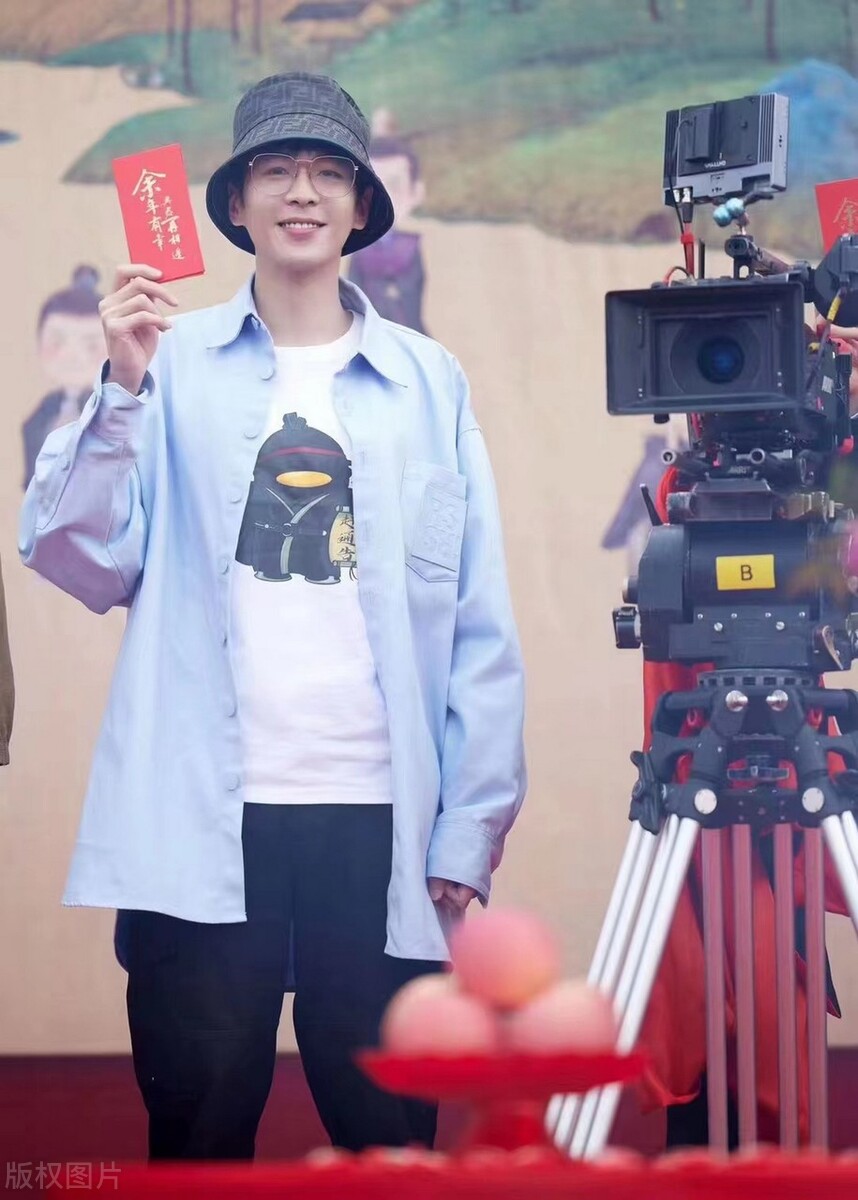 李好|张若昀头戴安全帽现身《庆余年2》开机仪式,网友:笑出猪叫声