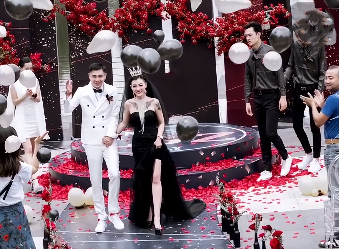 黑婚纱新娘结婚5年现状,被磨平了棱角,妆变淡眼无光疑回归家庭