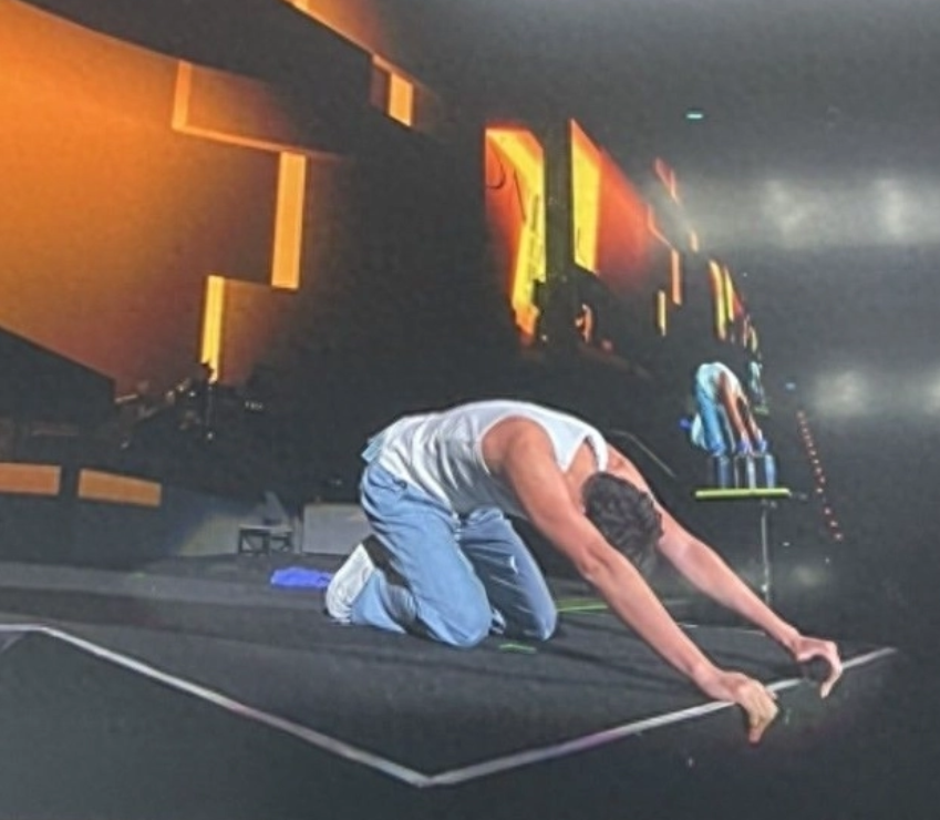 王力宏复出再撕李靓蕾?演唱会哽咽下跪,透露自己好委屈