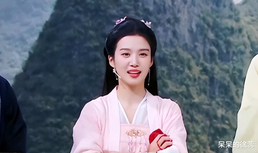 《王牌》播完九期，卢昱晓亮眼，郑恺太惨，而她被批“玩不起”