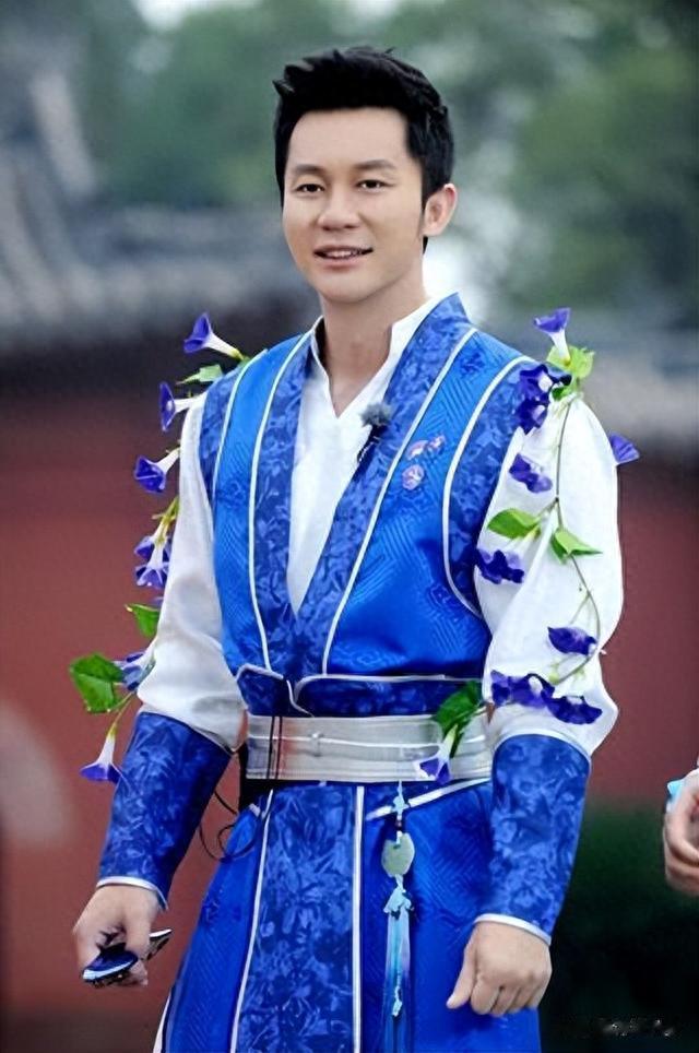 44岁李晨玩弄完张馨予范冰冰，又把魔爪伸向52岁的闫妮！