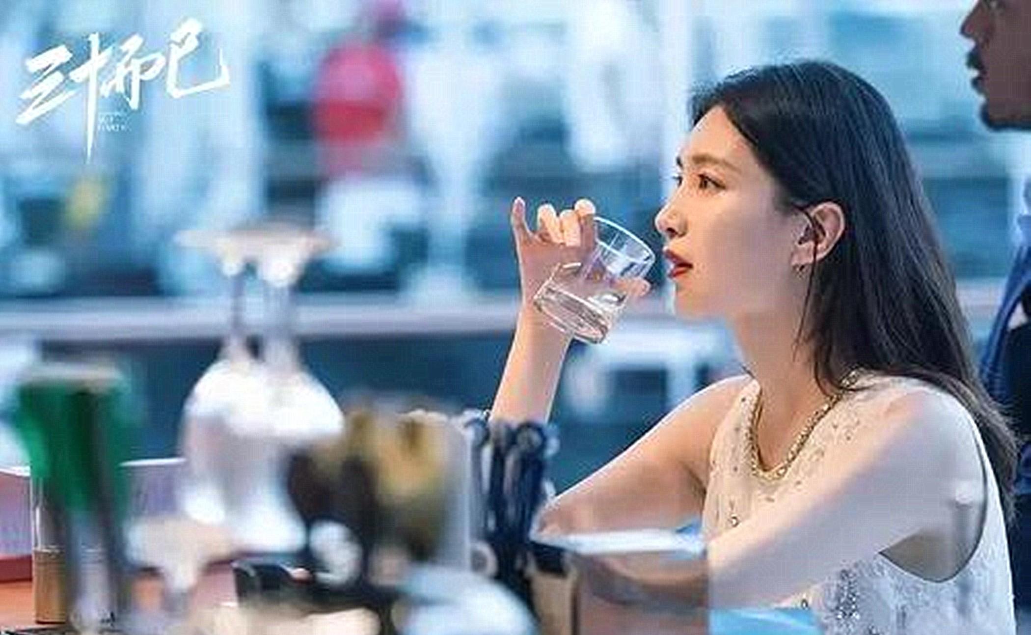 李沁|4位貌美的女明星,当女二浪费,当女一被骂