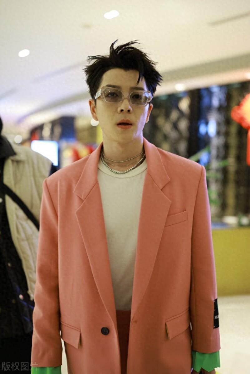 王栎鑫吴雅婷为女儿庆生,两人见面相敬如宾,家庭气氛十分温馨