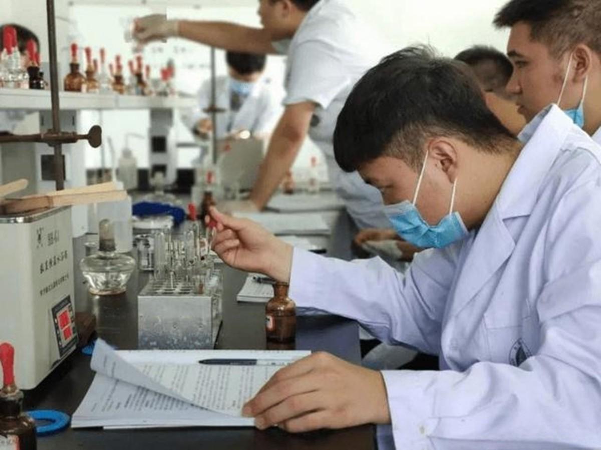 你觉得“三无”出身家庭的高考生,学医还是学师范好?好好看看吧