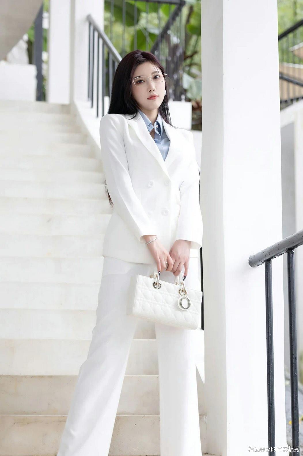 职场女性的必备单品——白色西装套装，让你在通勤中穿出范儿