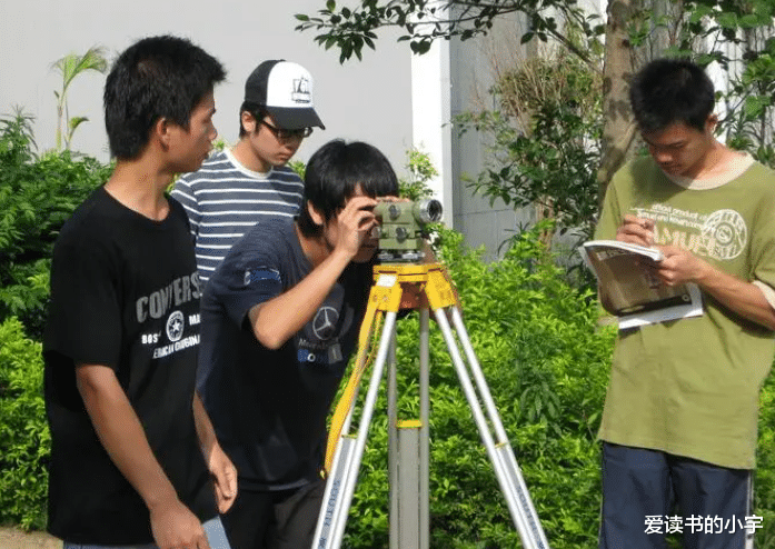 工龄越长福利越好的4个专业,就业后不宜转行,大学生要谨慎选择