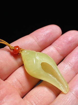 和田玉籽料|清乾隆 和田玉籽料 黄玉 海螺 佛像法螺 挂件