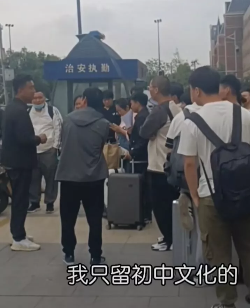 招聘|工厂招聘标准火了，“高学历懂法律、低学历会打人”，只要中间的