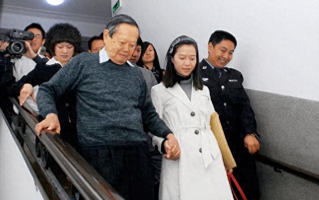 甘当19年替身,没孩子没遗产的翁帆,在杨振宁病危时野心“暴露”!