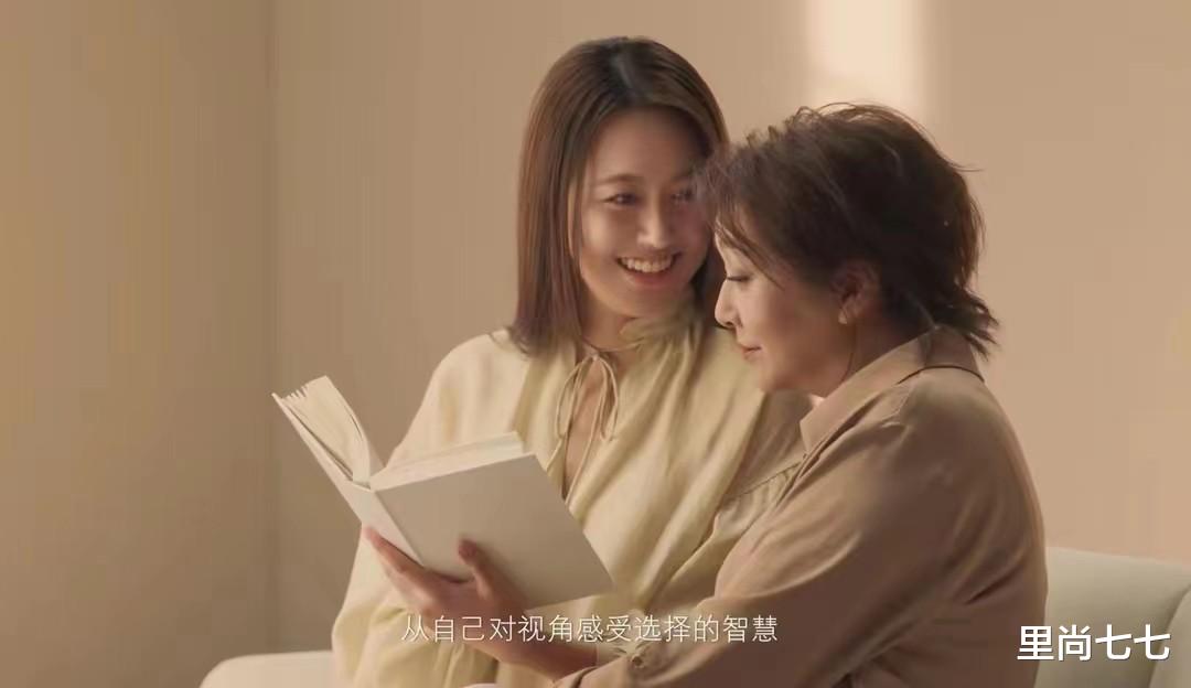 江珊 江珊高调带女儿捞金!女儿大饼脸比她还大一圈,五官扁平太普通
