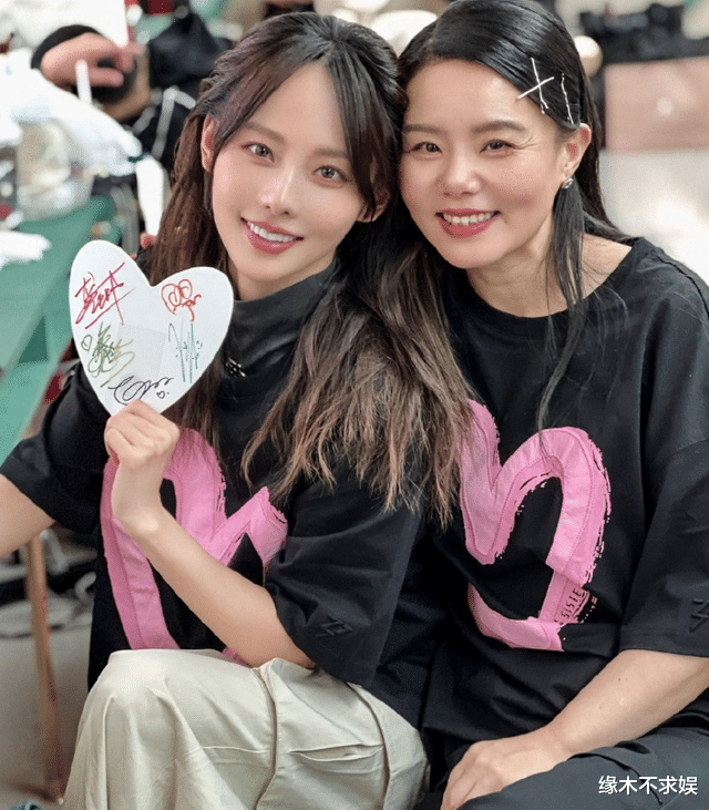 龚琳娜缺席儿子毕业典礼，18岁混血儿子穿搭另类，教育方式引争议