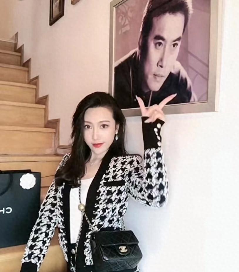 舅舅外公都是影帝，爸爸是国家一级演员，海归学历现在是网红