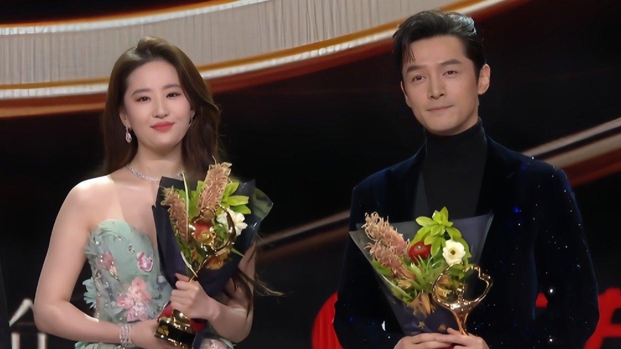 微博之夜|微博之夜投票渠道形同虚设，两大顶流被质疑陪跑，网友：玩呢？