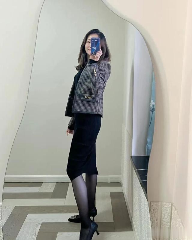 穿衣搭配|经典的黑棕色搭配紧身款内搭,出镜率高,职场气场满满内敛优雅