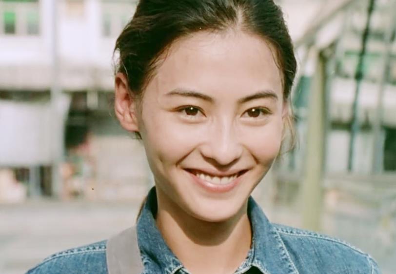 张柏芝香港机场被偶遇，工作人员凶粉丝惹争议！穿破洞裤太惹眼