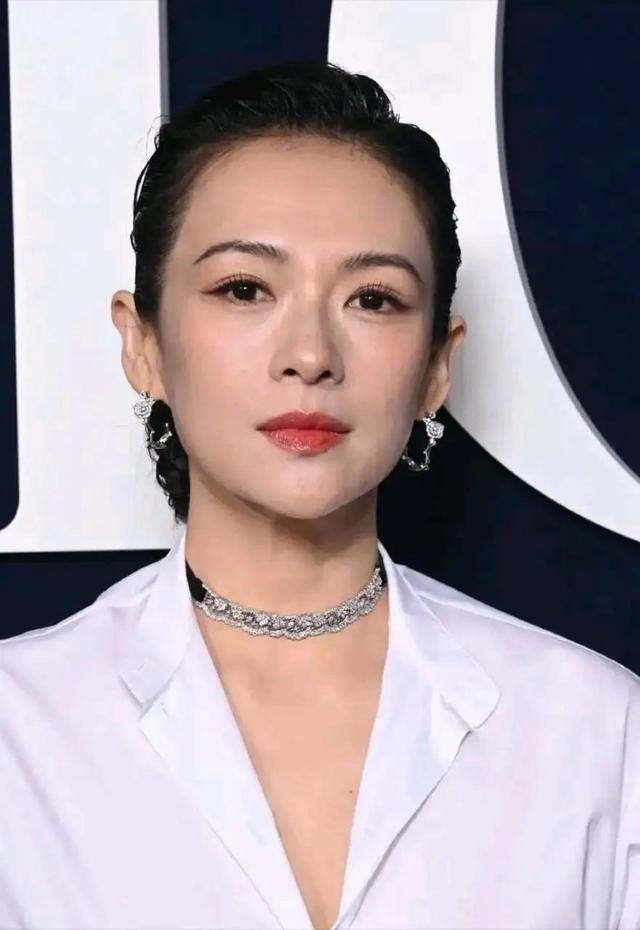 穿衣搭配 章子怡惊艳国外红毯，白衬衫+黑皮裙，轻松碾压国际名模！
