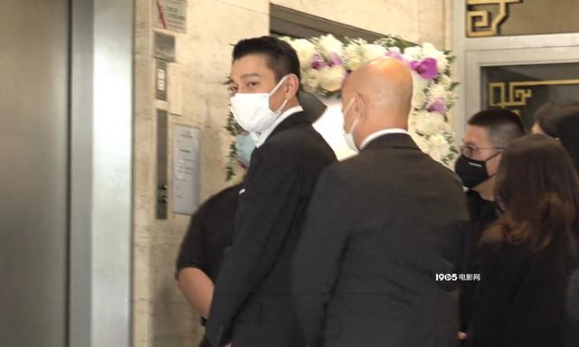 刘德华送别父亲神情哀伤难掩悲痛 一家三口罕同框