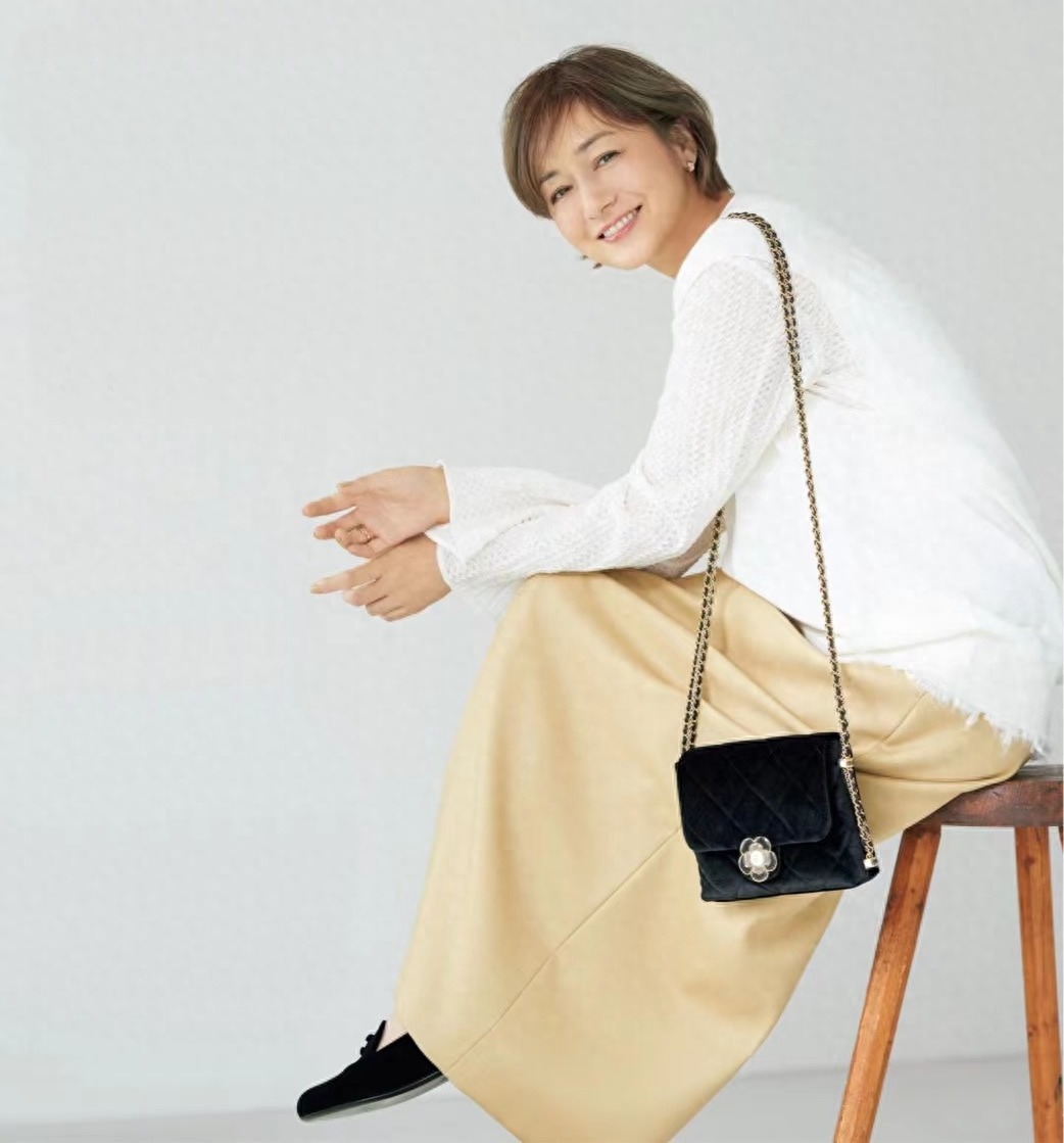 建议4、50岁女人,看看日杂大龄模特的装扮,短发时髦减龄还洋气