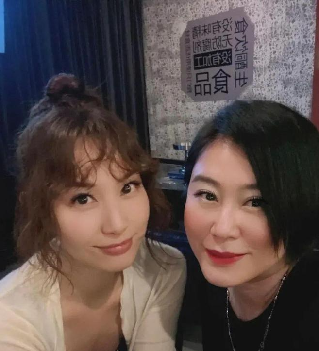 徐子珊再现璀璨风华,机场被捕获状态极佳,移居欧洲进修令人期待